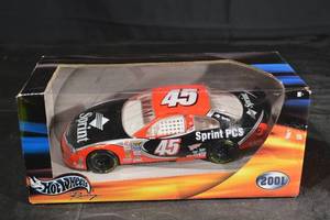 lot 123 image: Hot Wheels Racing Sprint PCS #45 NASCAR Die-Cast Car 124 Scale (2001)
