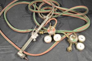 lot 273 image: Smith Welding Regulator Set with Dual Gauges & Color-Coded Hoses