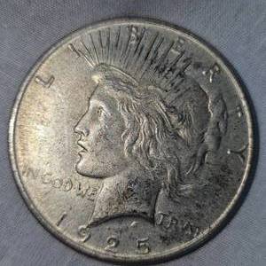 lot 18 image: 1925 Peace Dollar $1