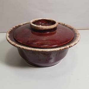lot 411 image: Hull Brand Vintage Glazed Brown Stoneware Casserole Dish