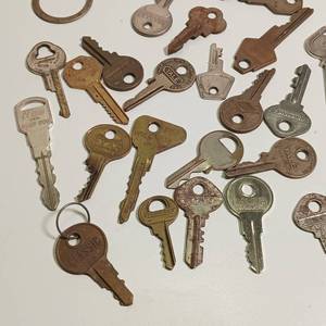 lot 416 image: Large lot of older and newer keys, vintage key ring