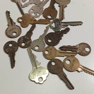 lot 418 image: Large Lot of Miscellaneous Vintage Keys