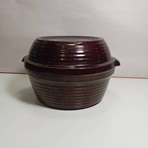 lot 421 image: Ceramic Vintage Casserole Dish - Can be used as a Dutch Oven