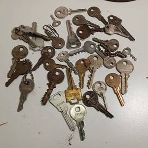 lot 425 image: Vintage Lot of Keys