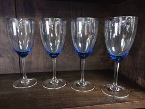 lot 451 image: Vintage light cobalt blue glass bow l-  4 piece Wine Glass Set
