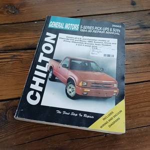 lot 466 image: Chiltons repair manual for General Motors S-Series Pick-ups & SUVs from 1994-99.