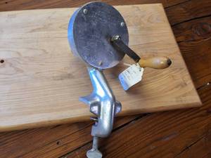lot 490 image: Vintage Vitantonio hand-crank cavatelli maker, likely model no. 50.