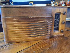 lot 105 image: Vintage 1946 Philco Model 46-1203 tube radio and record player in a wooden case - works
