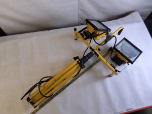 lot 123 image: Working Job Site Light on Stand - works
