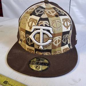 lot 141 image: New Era Minnesota Twins 59FIFTY fitted hat