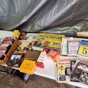 lot 150 image: Large lot of Vintage games and magazines