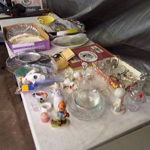 lot 149 image: Large lot of collectibles and household items