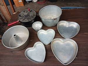 lot 170 image: Collection of vintage aluminum baking pans