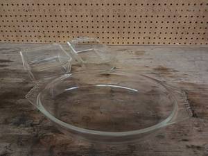 lot 178 image: Lot of Pyrex glass baking dishes