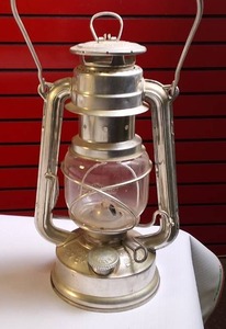 lot 323 image: Vintage-style Feuerhand Baby Special 276 hurricane lantern