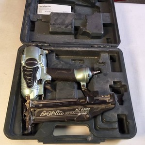 lot 329 image: A Metabo HPT (formerly Hitachi) 16-Gauge Pneumatic Finish Nailer, model NT65M2