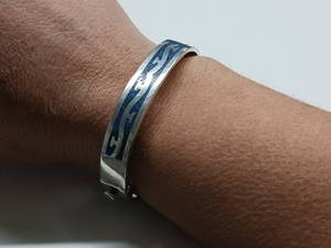 lot 192 image: Vintage Taxco Mexico sterling silver crushed blue stone inlay - Hinged cuff bracelet with a geometric or Aztec design.