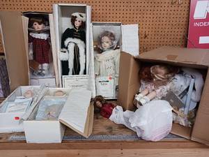 lot 194 image: Large Collection of vintage porcelain dolls, including limited editions from makers like Ashton Drake Galleries and Seymour Mann