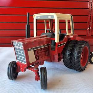 lot 20A image: Vintage Ertl 116 scale International Harvester 1586 farm tractor toy plus two vintage tin hay wagons