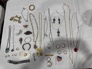 lot 1698 image: Assorted Costume Jewelry Lot