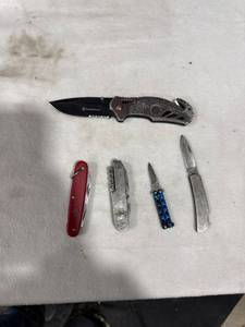 lot 1752 image: Assorted Folding Knife Lot