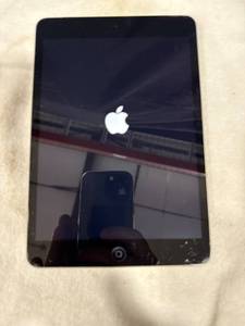 lot 1763 image: Apple iPad Mini (tested -ok)