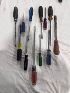 lot 1804 image: Assorted Screwdrivers & Pry Bars