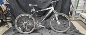 lot 1824 image: Schwinn Ranger Mountain Bike