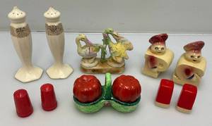 lot 30 image: Misc. Vintage Collectible Salt & Pepper Shakers