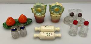 lot 32 image: Misc. Vintage Collectible Salt & Pepper Shakers
