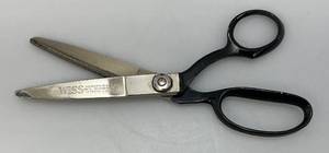 lot 163 image: Vintage Wiss Brand Pinking Sheers