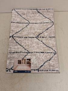 lot 28 image: NEW MOHAWK HOME TANGIERS COLLECTION ACCENT RUG DIAMONDS