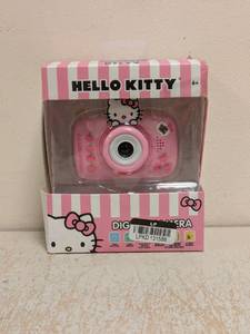 lot 138 image: NEW HELLO KITTY DIGITAL CAMERA