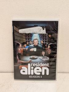 lot 179 image: NEW RESIDENT ALIEN SEASON 4
