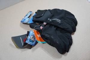 lot 216 image: Clam Ice Armor Vertex Glove - Small