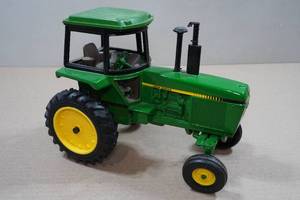 lot 233 image: John Deere Die Cast Tractor with Cab