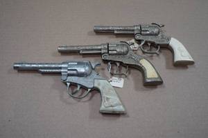 lot 240 image: Roy Rogers and Gene Autry Vintage Cap Guns
