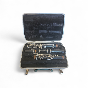 lot 109 image: Bundy Resonite clarinet made by Selmer.