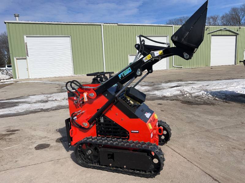 lot 3390 image: FUTURE Skid Steer Loader (FT380R)
