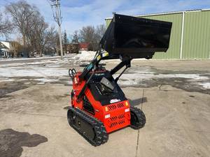 lot 3190 image: FUTURE Skid Steer Loader (FT380R)