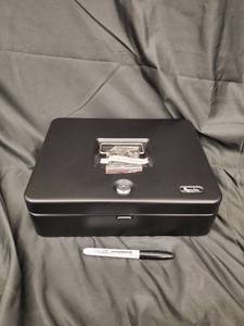 lot 3 image: SentrySafe Cash Box - Keyed Lock, 4 Cash Clip Rails