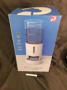 lot 14 image: Pet Water Dispenser - Automatic Replenishment for Cats & Dogs