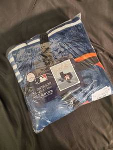 lot 54 image: MLB Super Soft Plush Throw 60 x 70 in Officially Licensed Team Blanket