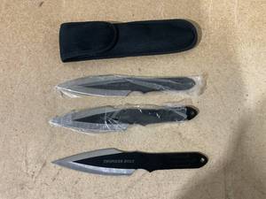 lot 44 image: Aeroblades Thunder Bolt Throwing Knives - Set of 3