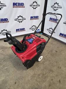 lot 15 image: Toro 721 R Single Stage Snowblower