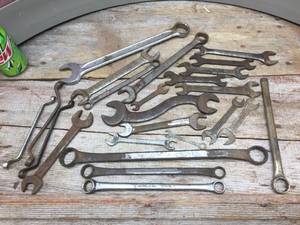 lot 328 image: Group Vintage Wrenches
