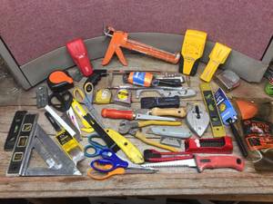 lot 395 image: Group Contractor Tools - Levels - Squares - Knives - Saws