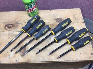 lot 131 image: DEWALT 7 Pc Magnetic Rubber Grip Screwdrivers - Flat - Philips - Square