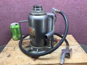 lot 161 image: PITTSBURGH Automotive - 20 Ton AirHydraulic Bottle Jack