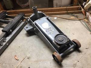 lot 157 image: 2 14 Ton Floor Jack - Goes Up  Down - Missing Handle